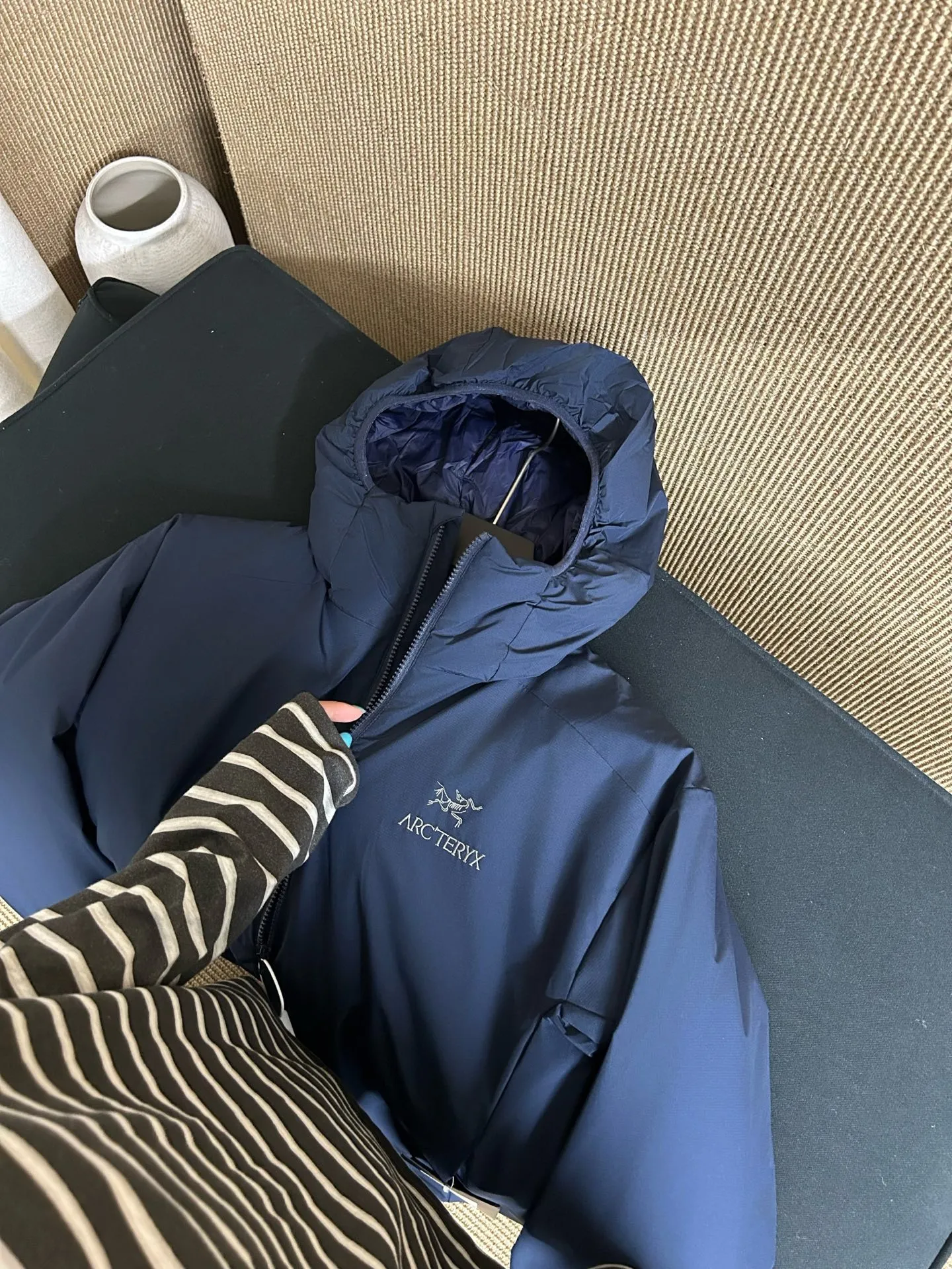 【Arcteryx Atom Hoody 】 : Arcteryx， ， ， 。 ， ， 。 ，Arcteryx ， 。Quality、 ， 。 ， + : ✅ 100% ，Tyono 30 ， ， ✅ ， Wear-Resistant Breathable ✅ ， ， ✅ ， ， ， ✅ 、 ， ， ✅ logo ， ✅ YKK， ✅ ：Coreloft TM Continuous 65 ， ✅（65g/m 2) : ，Breathable ，ATOM Coreloft TM Continuous ， ， ， ， Wear-Resistant ， ， ， 。